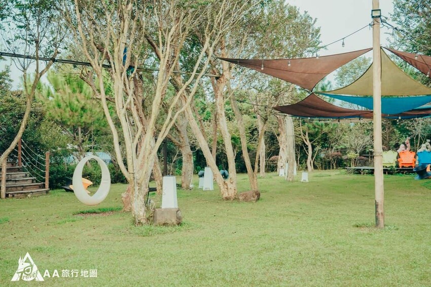 在露營車區旁邊有一塊比較大的草皮，這邊有羽毛球、射箭等遊戲可以讓大家玩樂
