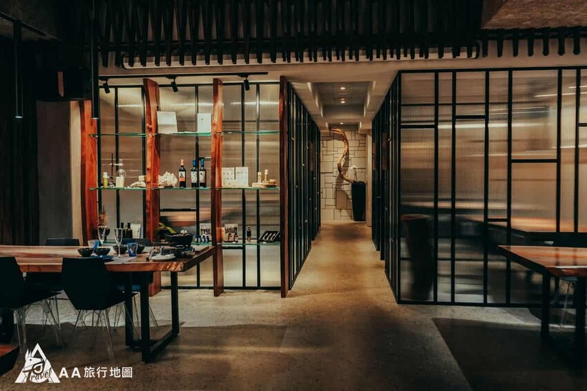 往底走就是洗手間，這個角度拍照過去有一 種很像居酒屋的感覺