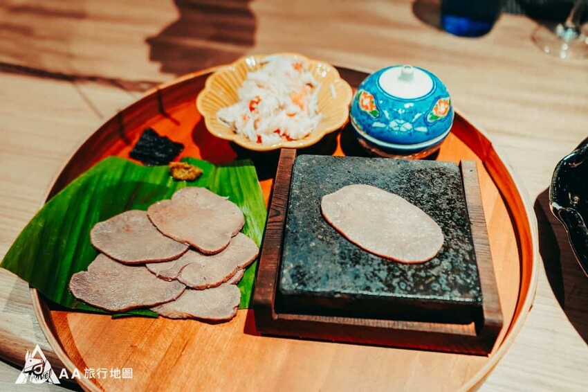 這一道是烤牛舌，搭配上蟹腳和蟹膏，吃起來除了Q彈之外，更多了一個大海的味道