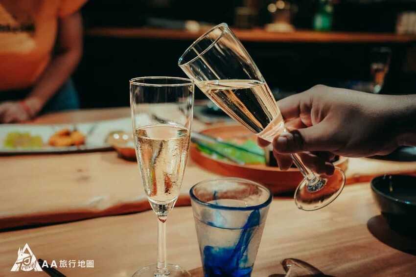 用餐的時候還有搭配餐白酒，如果喝完不夠的話還可以和服務人員說，不喝酒的人也可以喝白開水或者是氣泡水(未滿18歲請勿飲酒)