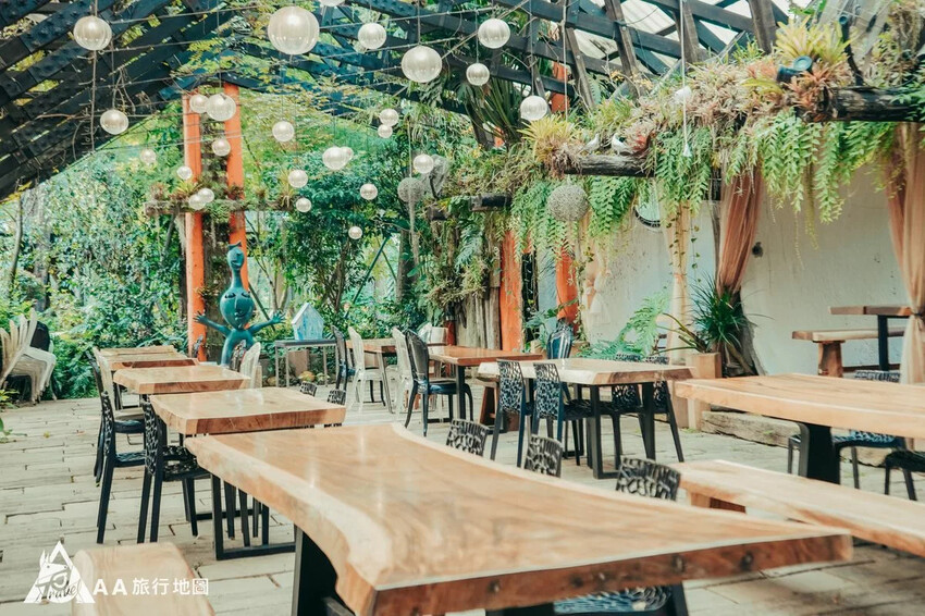 這邊有一張大桌子可以坐，這個看起來就是一整個完整的木頭製成的，真的很厲害