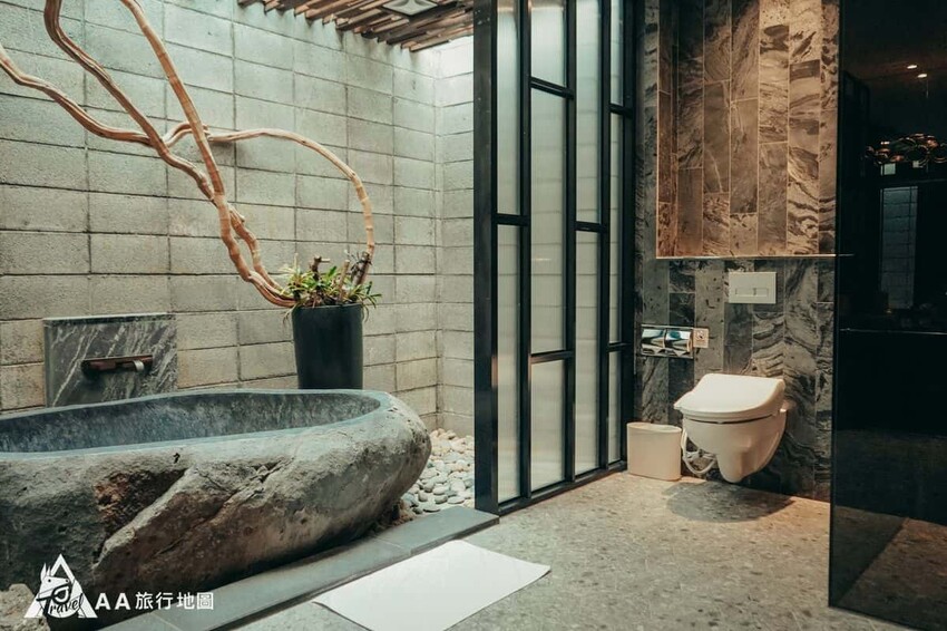 浴缸旁邊就是廁所了，寨酌然也不意外的使用免治馬桶，除了可以用水洗屁屁之外，冬天還不用怕坐到冰冷的座位