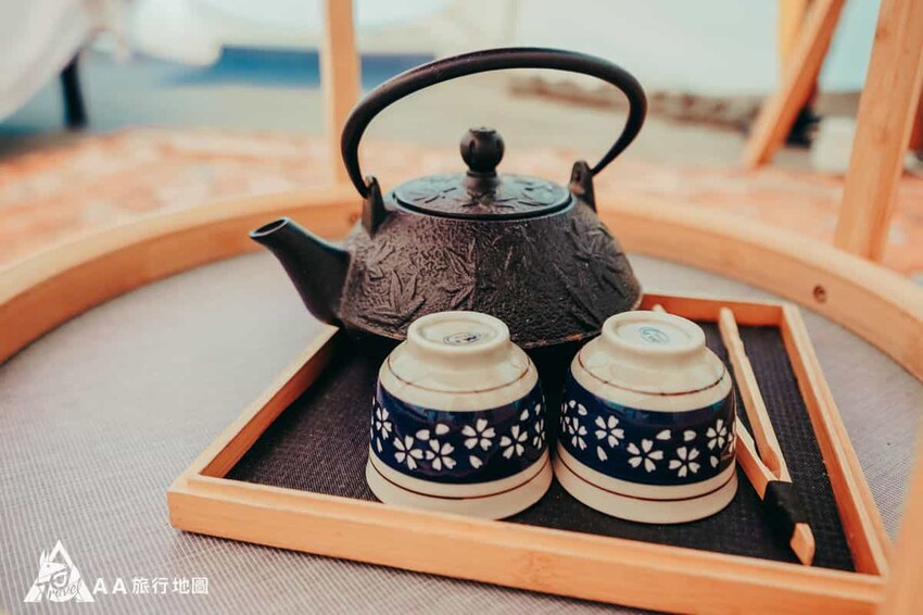 每個帳篷裡面還有準備茶壺和茶杯可以泡茶，每次到露營區Aa都很喜歡這種放鬆的感覺，和另一半或是三五好友一起泡茶聊天，真是人生一大享受