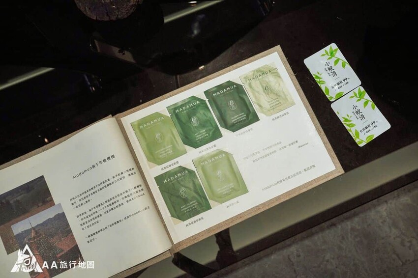 在化妝桌上有許多的試用品，除了保養用的之外，還有提供兩包防蚊液，如果有需要的話就盡量取用