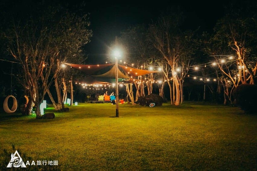 到了晚上這片草皮就會化身為露天電影院的地方，而且還是個拍照的好地方喔