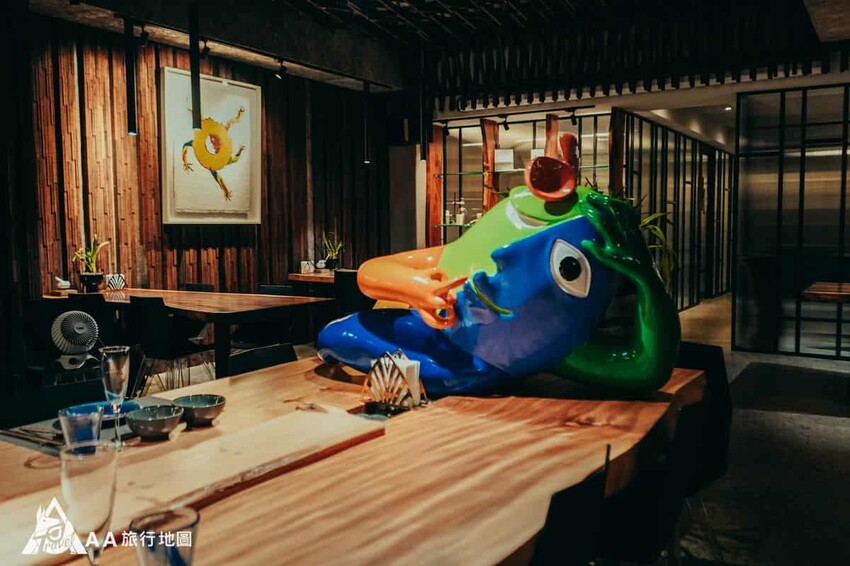 餐桌的尾巴就有一個很可愛的雕像，就這樣很可愛的躺在桌子的尾端