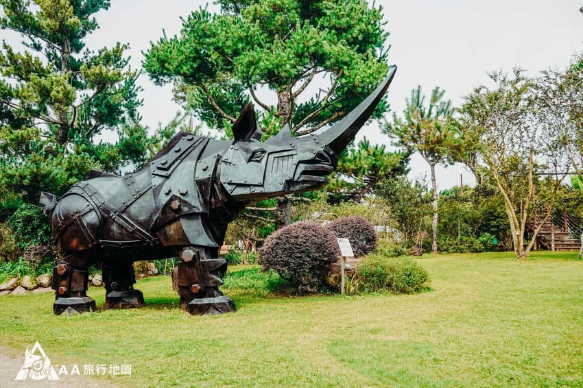 走著走著就會看到這隻犀牛，後面就是玩樂的草皮區