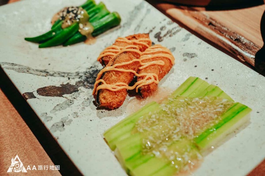 接著上場的是蔬菜三劍客，分別是秋葵、炸香蕉和絲瓜，秋葵搭配上胡麻醬很好吃，香蕉的話是用炸的方式處理，吃起來香蕉的整個香味都出來，絲瓜上面是使用蟹腳絲做的醬