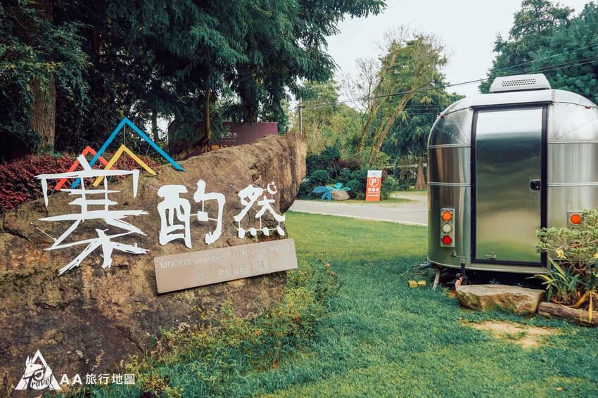 從另外一個角度看過去還會有一台小露營車，晚上的時候會點燈，從這邊開始就已經有一種好放鬆的感覺