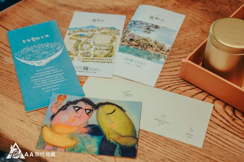 第一次入住拿到這麼多的資料以及導覽的說明，其中還有尋寶遊戲的卡片以及西班牙大師的創作