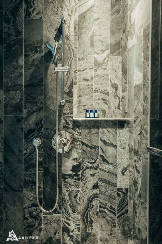 淋浴間的話是很簡潔的設計，上面擺放著帕爾馬之水，這是很高級的住宿才會提供的洗潄用品，沒有想到會這邊看到