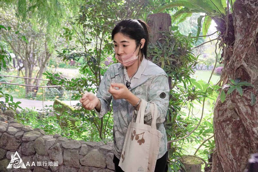 首先服務人員會拿幾個範例給大家看，接著會教大家要如何製作購物袋