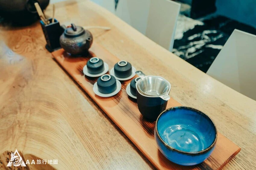 寨酌然提供了蠻完整的一套茶具，旁邊還有準備一包阿里山的高山茶，喝起來蠻香而且會回甘，一邊喝著茶一邊看電視，也是一個不錯的選擇