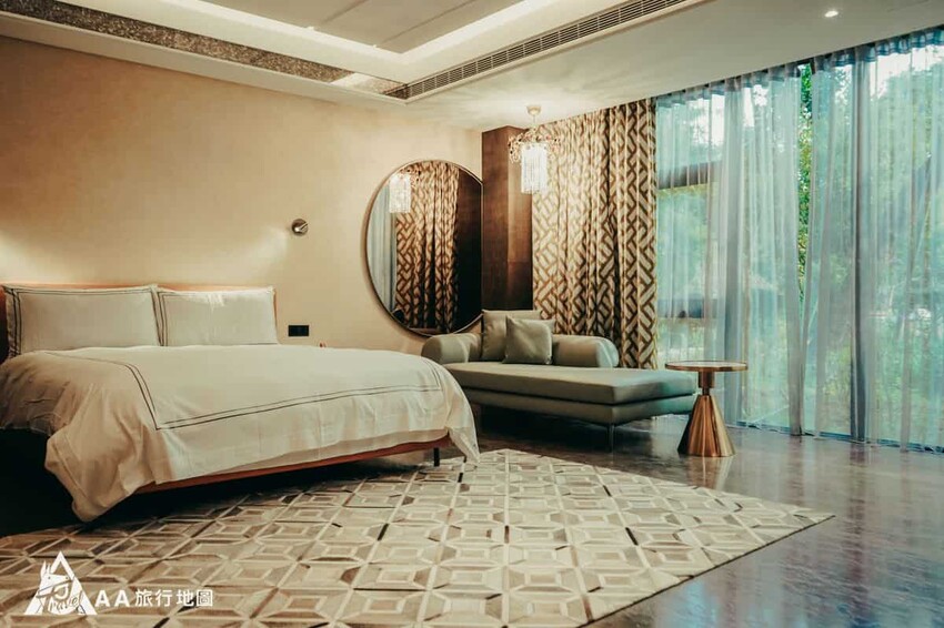 A1是屬於兩間雙人房的樓層，第一個要帶大家看的是比較低矮的床，假如今天是帶著長輩一同出行的話，蠻建議可以讓長輩睡這一間，上下床會比較方便，旁邊還有一張貴妃椅，有時候躺在這邊看著窗外的景色甚是愜意