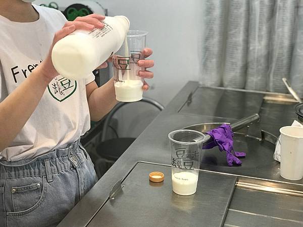 (新竹)綠豆沙專賣店 加入虎山鮮奶超濃厚 可愛法鬥店長等您來喔-法豆