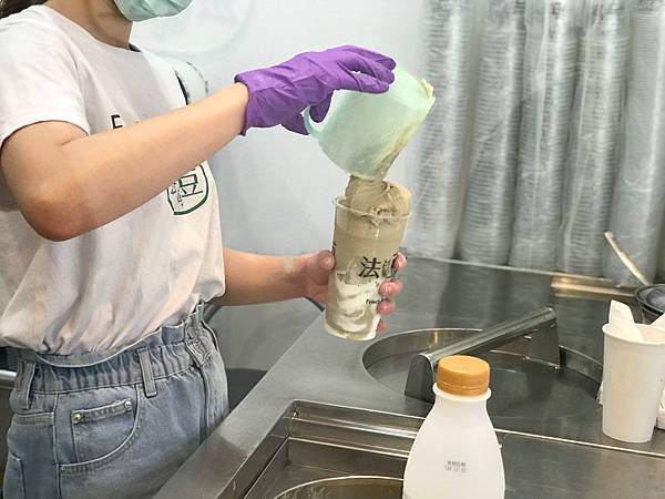 (新竹)綠豆沙專賣店 加入虎山鮮奶超濃厚 可愛法鬥店長等您來喔-法豆