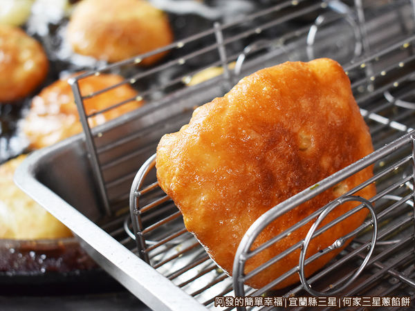 何家三星蔥餡餅07-起鍋瀝油.JPG