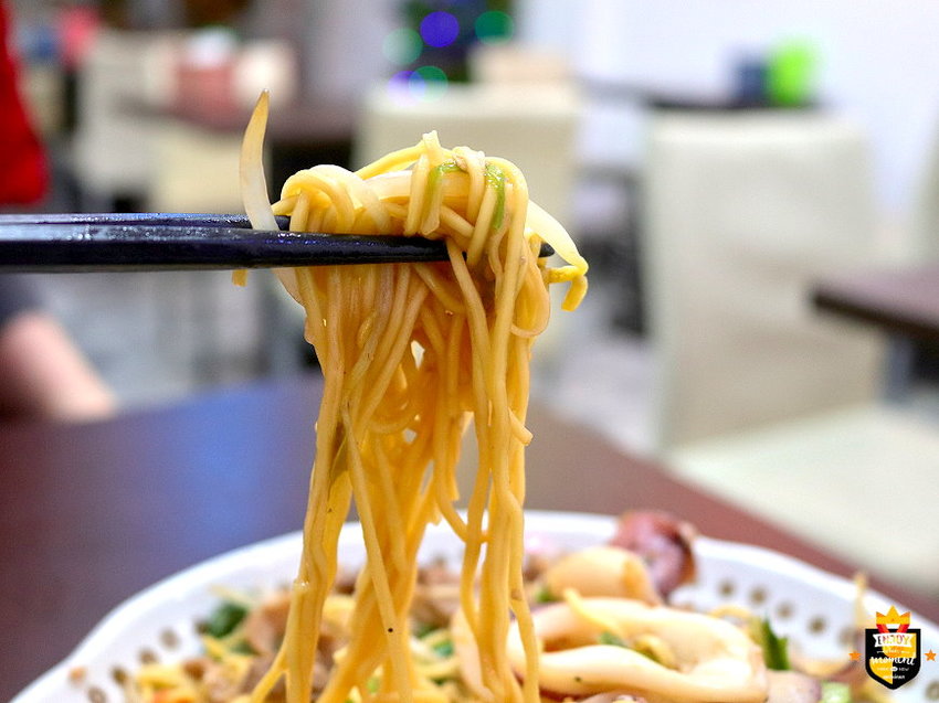 台南越泰料理／豪華乾炒海陸雞蛋麵／每日限量30份／人氣必點招牌料理／料多實在CP值高／菜色種類選擇多