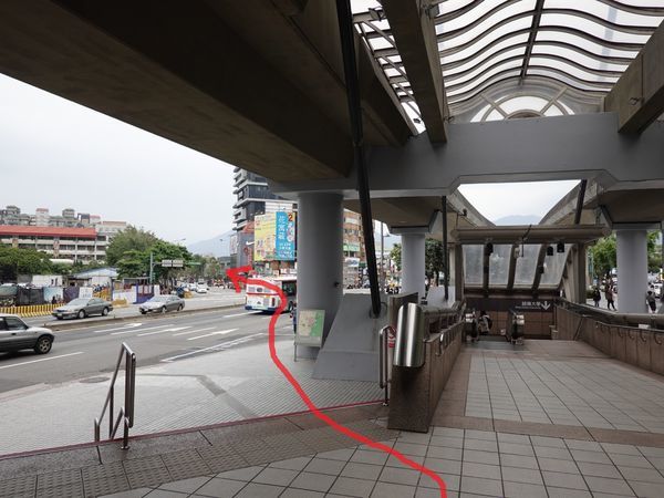 基河路-捷運劍潭站1號出口 (2).JPG