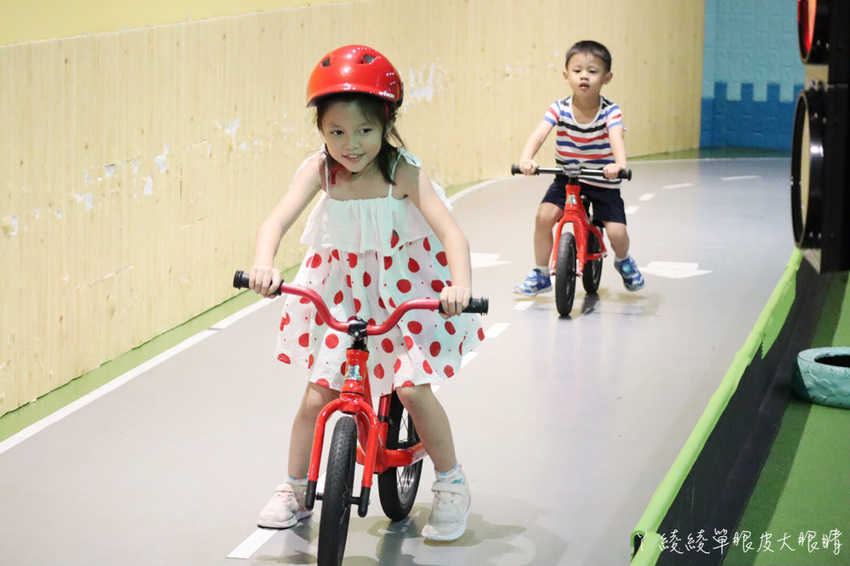 新竹親子餐廳推薦!台灣首間室內滑步車親子餐廳,好吃好玩的轉圈圈滑步車運動小餐館