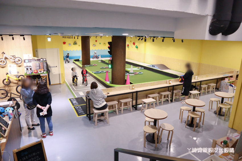 新竹首間室內滑步車主題餐廳！轉圈圈滑步車運動小餐館，情侶也可以來！巨城附近親子餐廳推薦