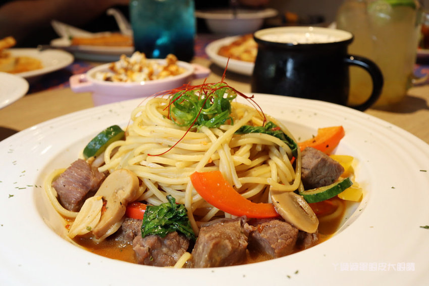 新竹首間室內滑步車主題餐廳！轉圈圈滑步車運動小餐館，情侶也可以來！巨城附近親子餐廳推薦