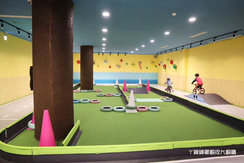 新竹首間室內滑步車主題餐廳！轉圈圈滑步車運動小餐館，情侶也可以來！巨城附近親子餐廳推薦