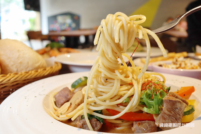 新竹首間室內滑步車主題餐廳！轉圈圈滑步車運動小餐館，情侶也可以來！巨城附近親子餐廳推薦