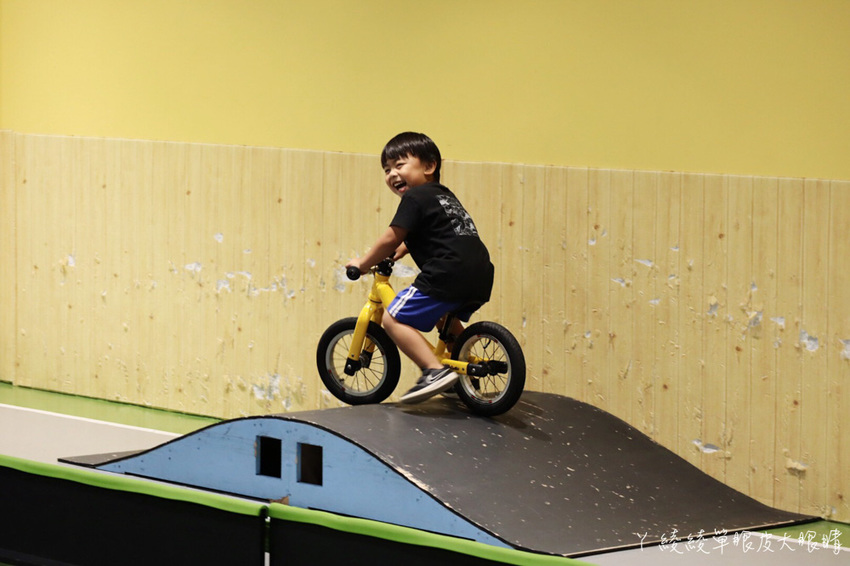 新竹親子餐廳推薦!台灣首間室內滑步車親子餐廳,好吃好玩的轉圈圈滑步車運動小餐館