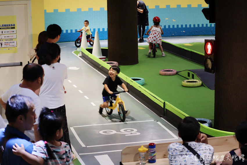 新竹親子餐廳推薦!台灣首間室內滑步車親子餐廳,好吃好玩的轉圈圈滑步車運動小餐館