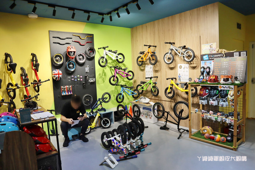 新竹首間室內滑步車主題餐廳！轉圈圈滑步車運動小餐館，情侶也可以來！巨城附近親子餐廳推薦