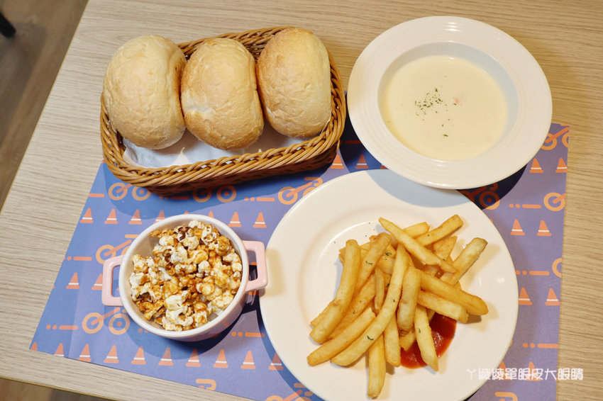 新竹首間室內滑步車主題餐廳！轉圈圈滑步車運動小餐館，情侶也可以來！巨城附近親子餐廳推薦