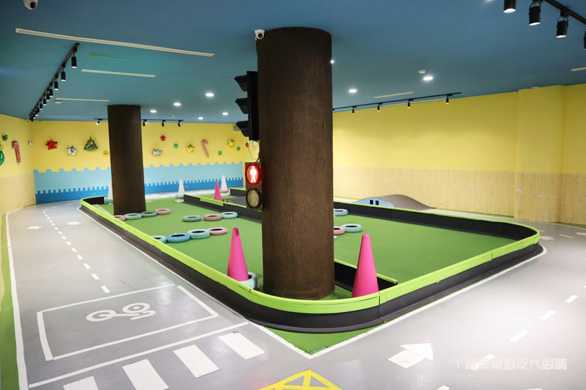 新竹首間室內滑步車主題餐廳！轉圈圈滑步車運動小餐館，情侶也可以來！巨城附近親子餐廳推薦