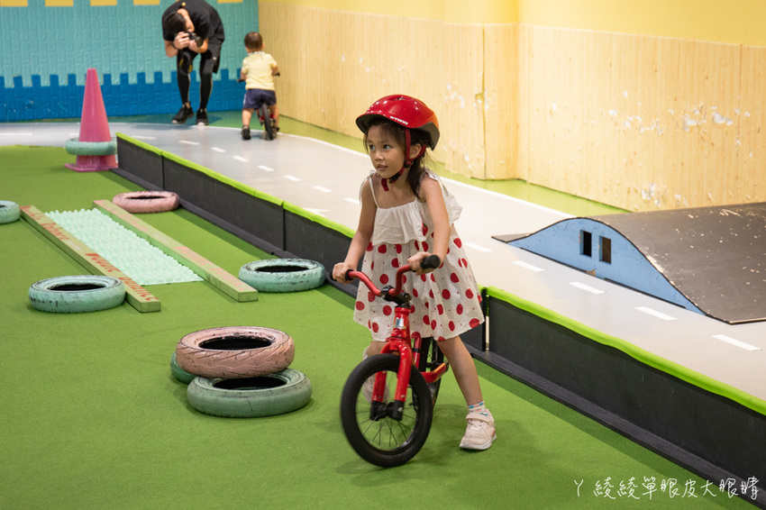 新竹親子餐廳推薦！台灣首間室內滑步車親子餐廳，好吃好玩的轉圈圈滑步車運動小餐館