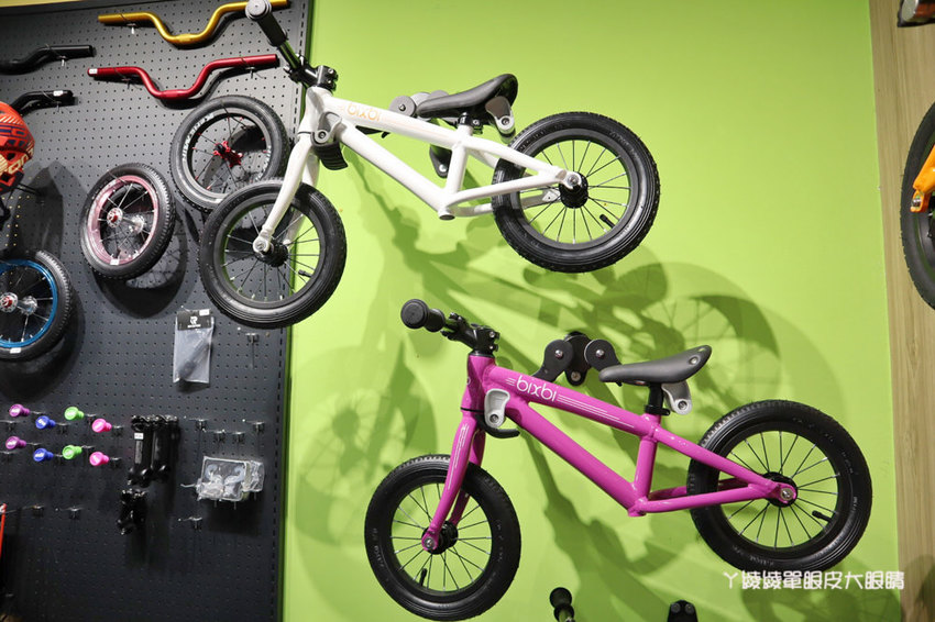 新竹首間室內滑步車主題餐廳！轉圈圈滑步車運動小餐館，情侶也可以來！巨城附近親子餐廳推薦