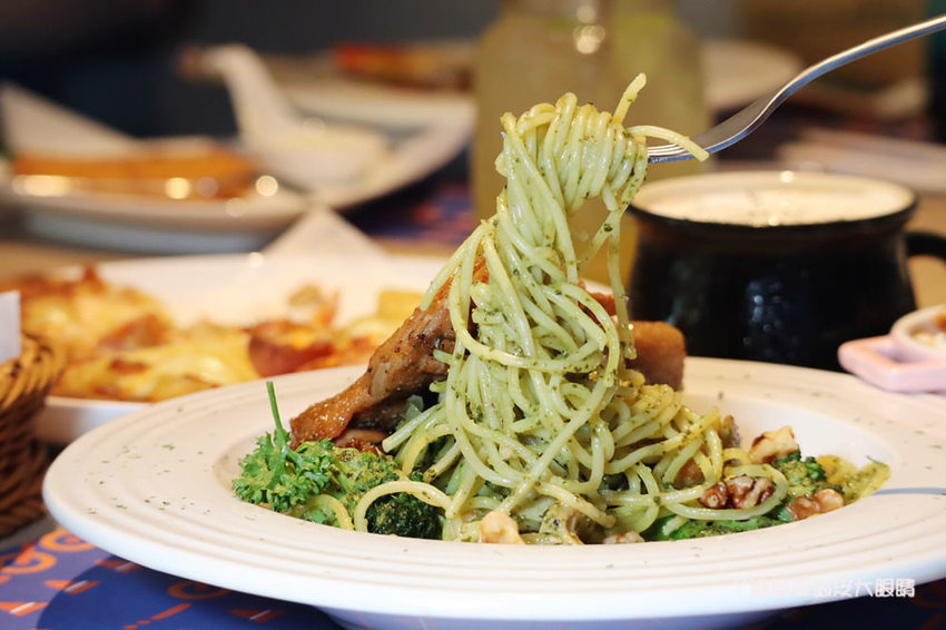 新竹首間室內滑步車主題餐廳！轉圈圈滑步車運動小餐館，情侶也可以來！巨城附近親子餐廳推薦