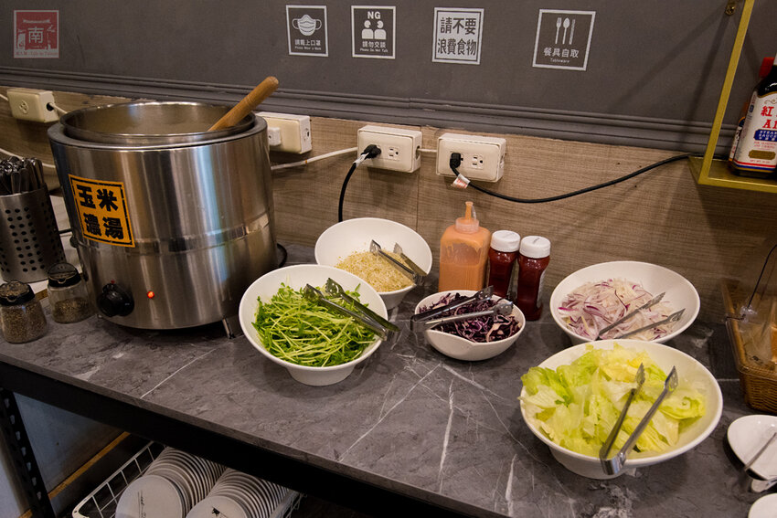 【臺南美食】全台最大牛排等你來挑戰|台南人氣牛排館|無限加麵不加價|自助吧吃到飽|大口吃肉超滿足|單品.雙拼任你選~~19House炙燒牛排–安南店 - 南人幫