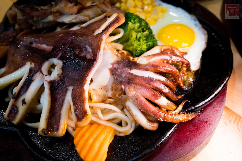 【臺南美食】全台最大牛排等你來挑戰|台南人氣牛排館|無限加麵不加價|自助吧吃到飽|大口吃肉超滿足|單品.雙拼任你選~~19House炙燒牛排–安南店 - 南人幫