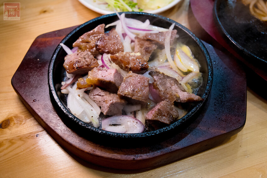 【臺南美食】全台最大牛排等你來挑戰|台南人氣牛排館|無限加麵不加價|自助吧吃到飽|大口吃肉超滿足|單品.雙拼任你選~~19House炙燒牛排–安南店 - 南人幫