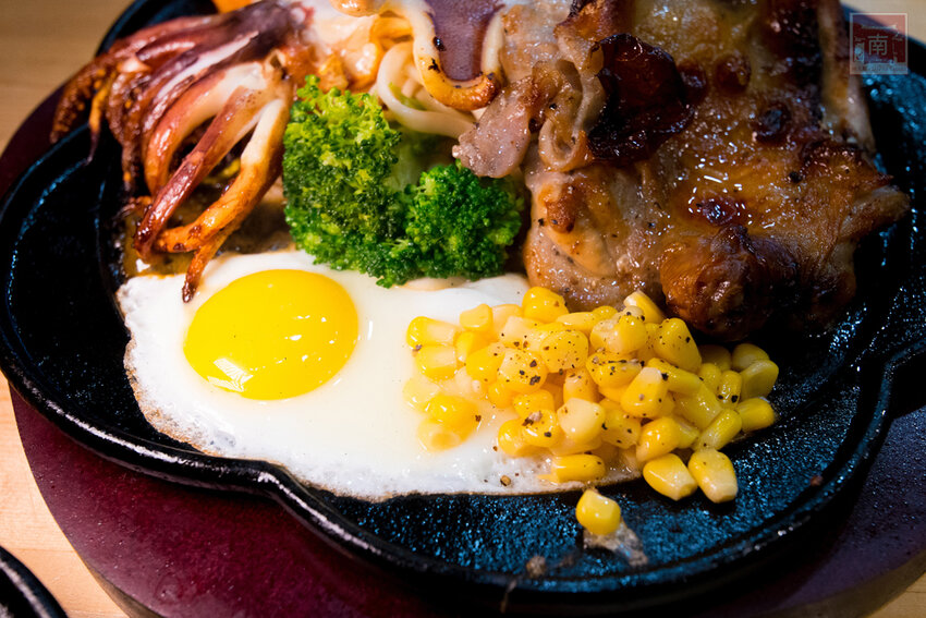 【臺南美食】全台最大牛排等你來挑戰|台南人氣牛排館|無限加麵不加價|自助吧吃到飽|大口吃肉超滿足|單品.雙拼任你選~~19House炙燒牛排–安南店 - 南人幫