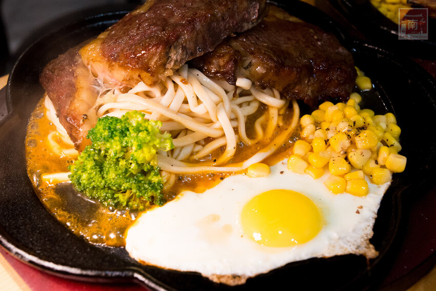 【臺南美食】全台最大牛排等你來挑戰|台南人氣牛排館|無限加麵不加價|自助吧吃到飽|大口吃肉超滿足|單品.雙拼任你選~~19House炙燒牛排–安南店 - 南人幫