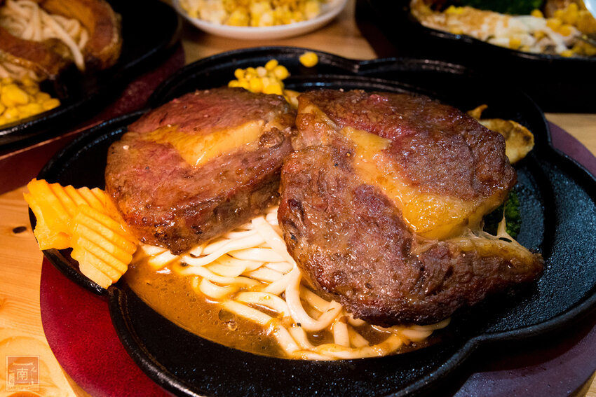 【臺南美食】全台最大牛排等你來挑戰|台南人氣牛排館|無限加麵不加價|自助吧吃到飽|大口吃肉超滿足|單品.雙拼任你選~~19House炙燒牛排–安南店 - 南人幫