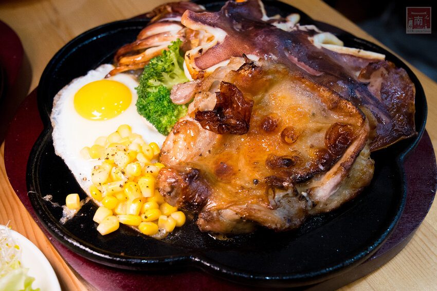 【臺南美食】全台最大牛排等你來挑戰|台南人氣牛排館|無限加麵不加價|自助吧吃到飽|大口吃肉超滿足|單品.雙拼任你選~~19House炙燒牛排–安南店 - 南人幫