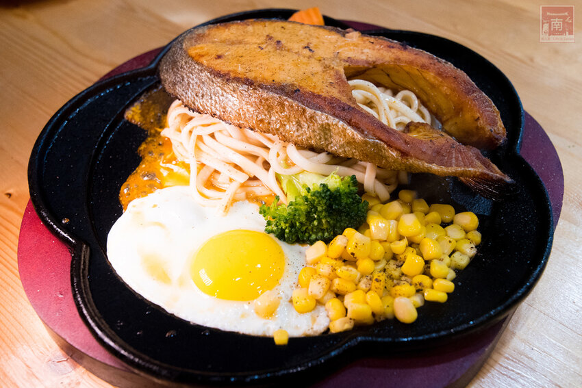 【臺南美食】全台最大牛排等你來挑戰|台南人氣牛排館|無限加麵不加價|自助吧吃到飽|大口吃肉超滿足|單品.雙拼任你選~~19House炙燒牛排–安南店 - 南人幫