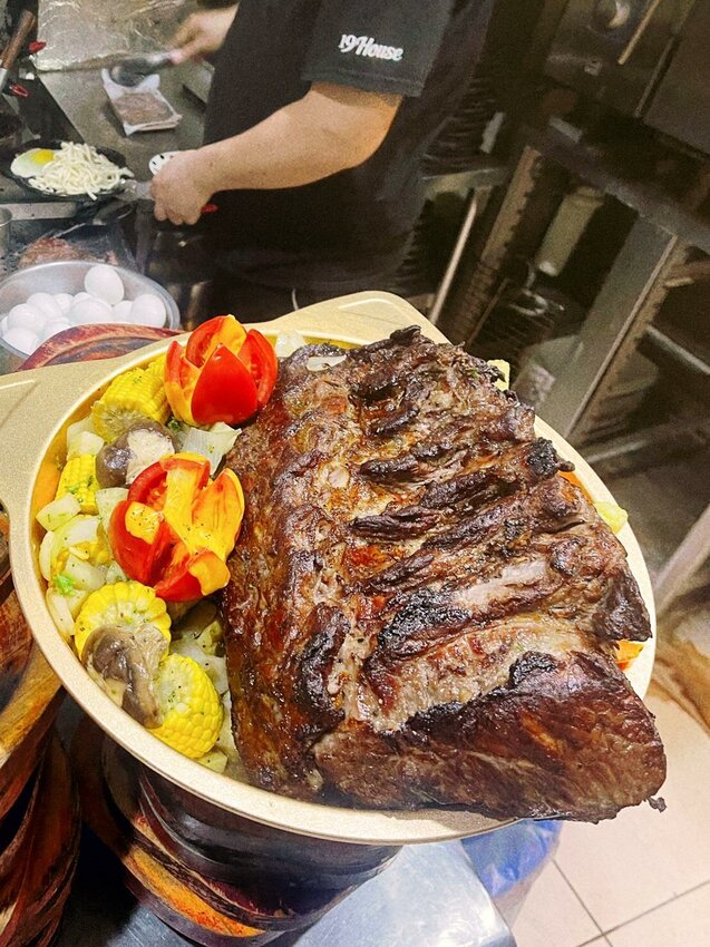 【臺南美食】全台最大牛排等你來挑戰|台南人氣牛排館|無限加麵不加價|自助吧吃到飽|大口吃肉超滿足|單品.雙拼任你選~~19House炙燒牛排–安南店 - 南人幫