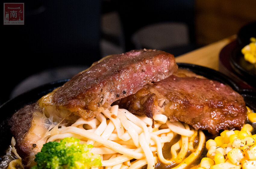 【臺南美食】全台最大牛排等你來挑戰|台南人氣牛排館|無限加麵不加價|自助吧吃到飽|大口吃肉超滿足|單品.雙拼任你選~~19House炙燒牛排–安南店 - 南人幫