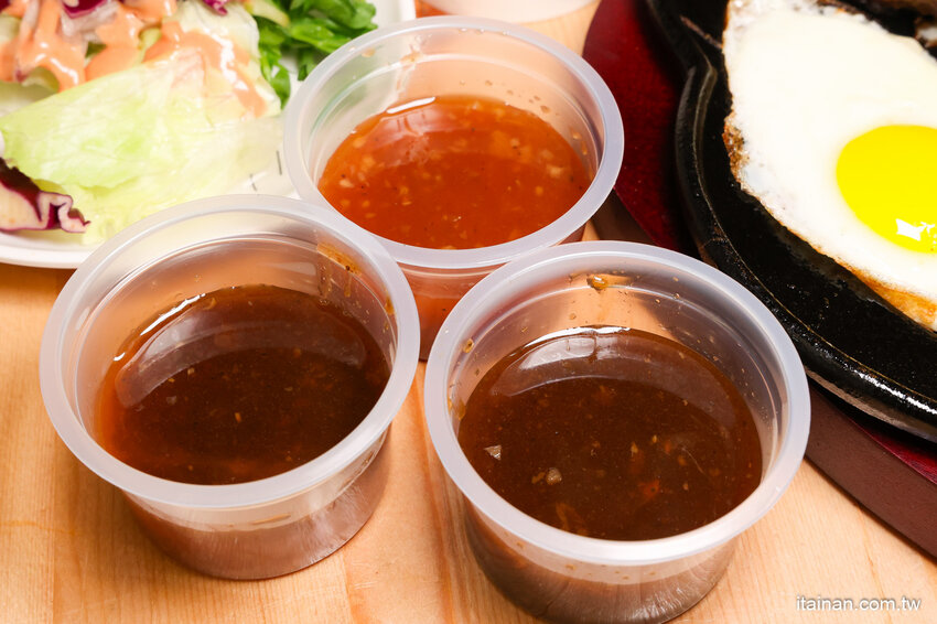 就是怕你吃不飽，全台最大牛排在這裡!~160元起平價大份量排餐，訂位再享9折，無限加麵不加價，自助吧無限享用!台南平價牛排「19House炙燒牛排-安南店」 @台南好Food遊