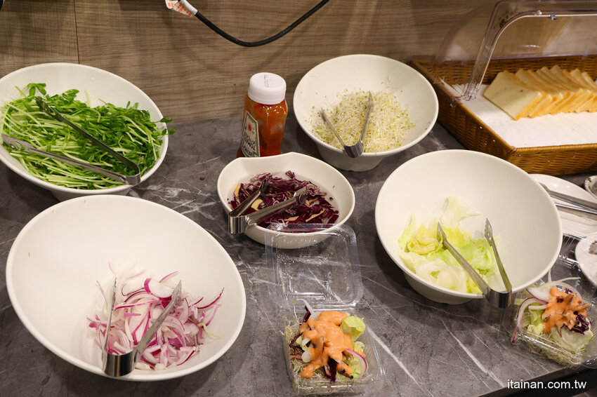 就是怕你吃不飽，全台最大牛排在這裡!~160元起平價大份量排餐，訂位再享9折，無限加麵不加價，自助吧無限享用!台南平價牛排「19House炙燒牛排-安南店」 @台南好Food遊