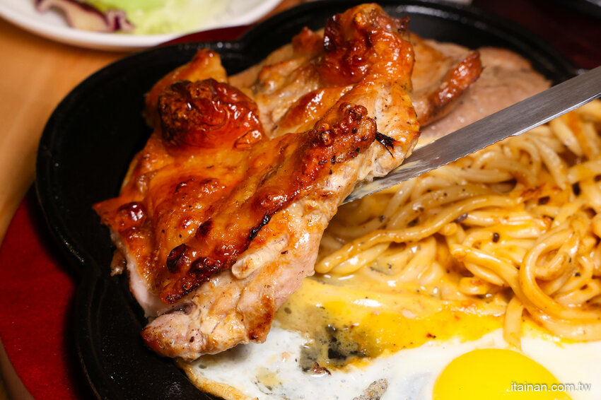 就是怕你吃不飽，全台最大牛排在這裡!~160元起平價大份量排餐，訂位再享9折，無限加麵不加價，自助吧無限享用!台南平價牛排「19House炙燒牛排-安南店」 @台南好Food遊