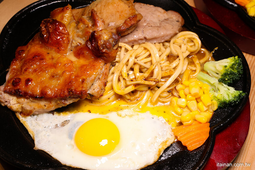 就是怕你吃不飽，全台最大牛排在這裡!~160元起平價大份量排餐，訂位再享9折，無限加麵不加價，自助吧無限享用!台南平價牛排「19House炙燒牛排-安南店」 @台南好Food遊